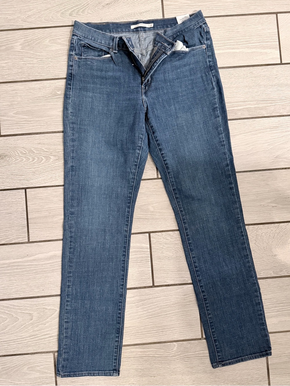 Women's Classic Mid-Blue Straight Leg Jeans- size 8